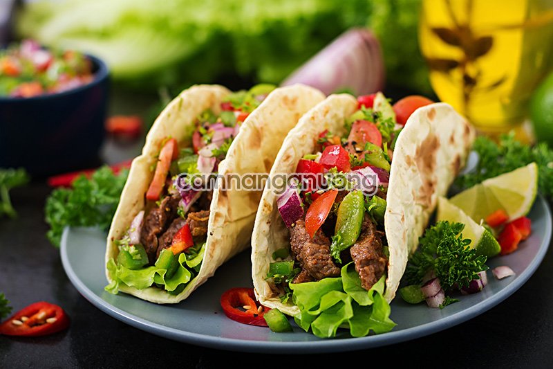 Bánh Tacos với lớp vỏ giòn rụm cùng phần nhân phong phú như thịt bò, thịt heo, thịt gà,...